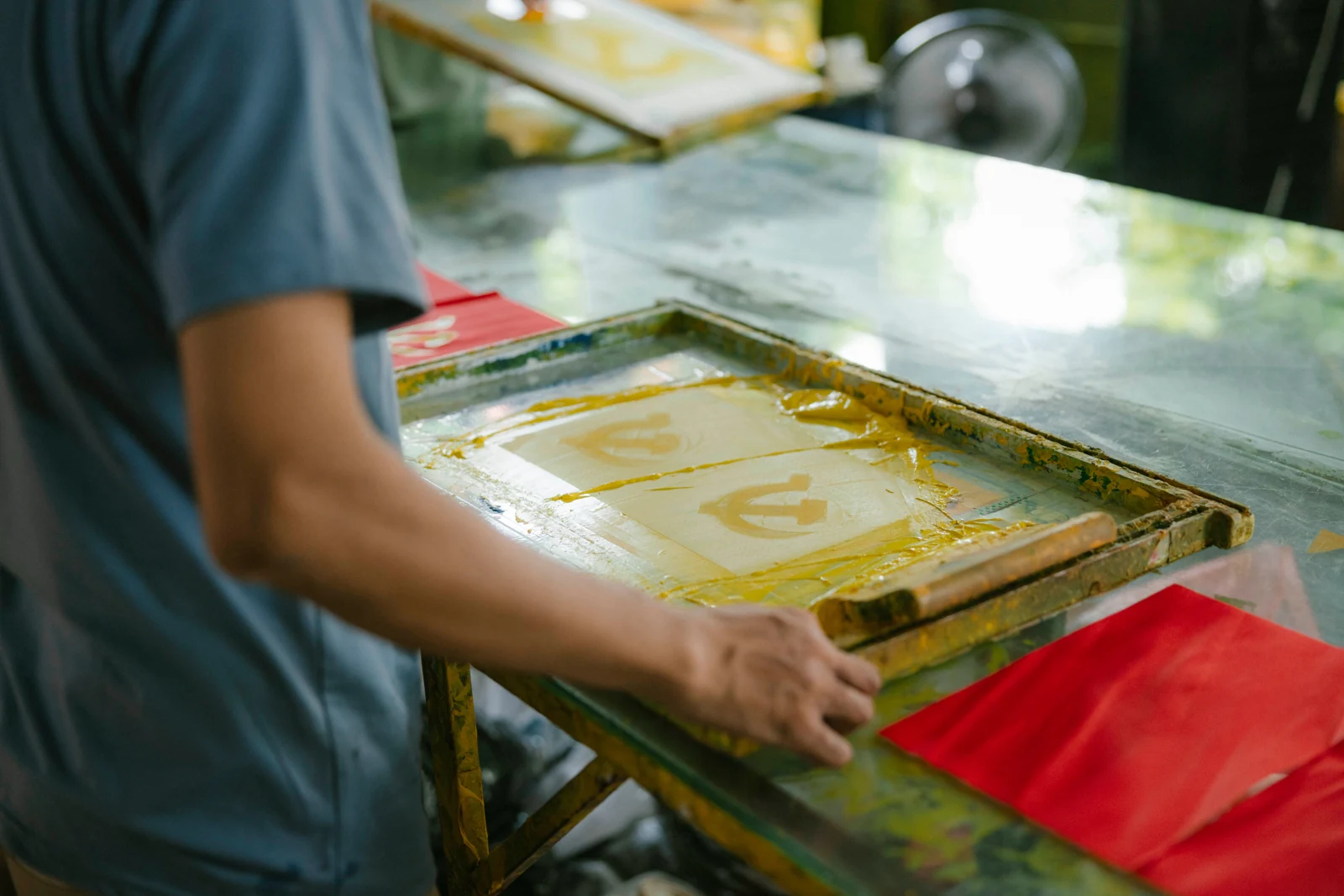 Manual screen printing with a squeegee